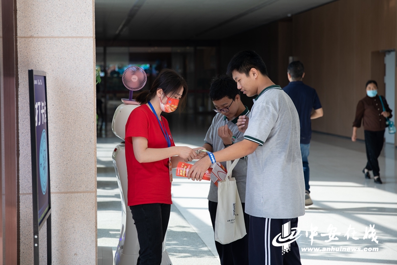 参与活动学生现场打卡.jpg