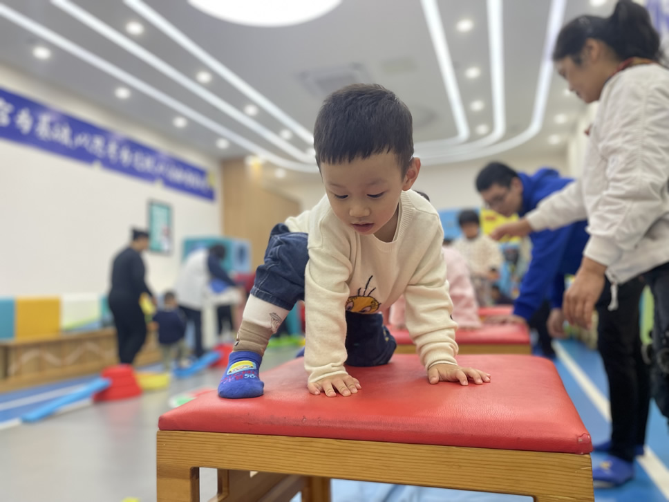 丰富的课程设置以及婴幼儿专用设施，打造温馨舒适的托育空间。.JPG