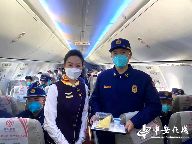 6、呼伦贝尔市森林消防支队鄂温克旗大队政治教导员田琳在赴安徽途中，航空乘组送来生日祝福。.jpg