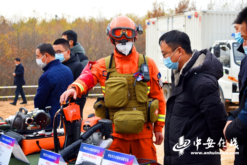 3、12月15日，安徽省滁州市驻防队伍受邀参加当地年度森林防火应急综合演练，图为森林消防员在介绍灭火装备。.jpg