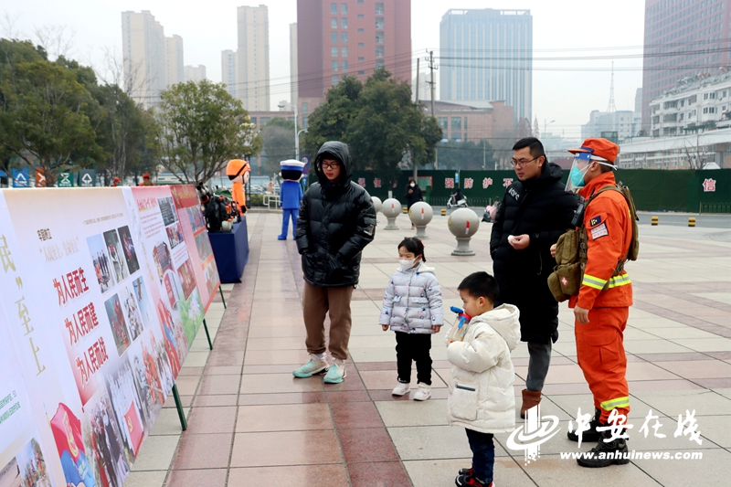 向驻地群众宣讲防火知识.jpg