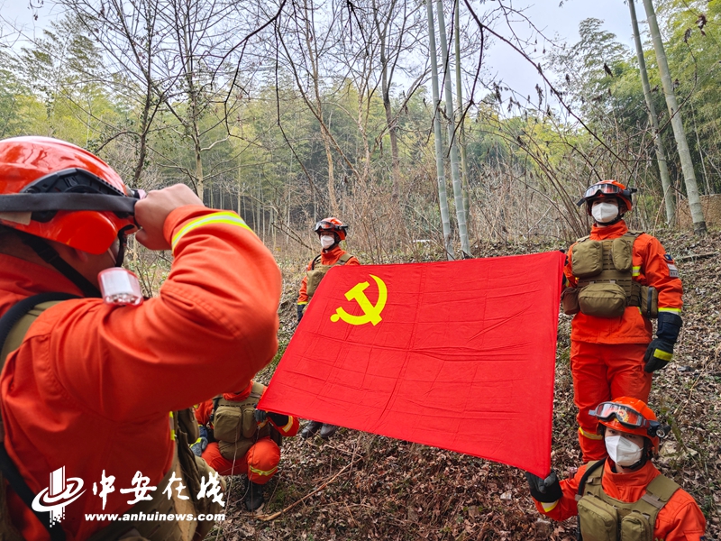 执勤一线，消防员们开展重温入党誓词.jpg