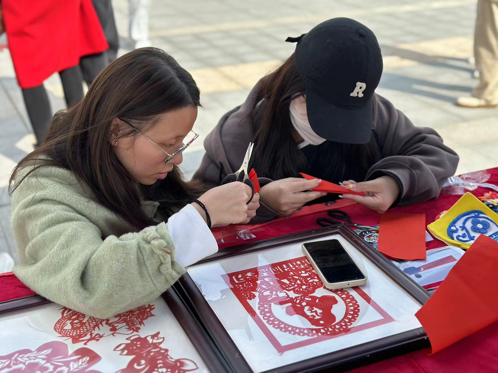 学生体验剪纸.jpg