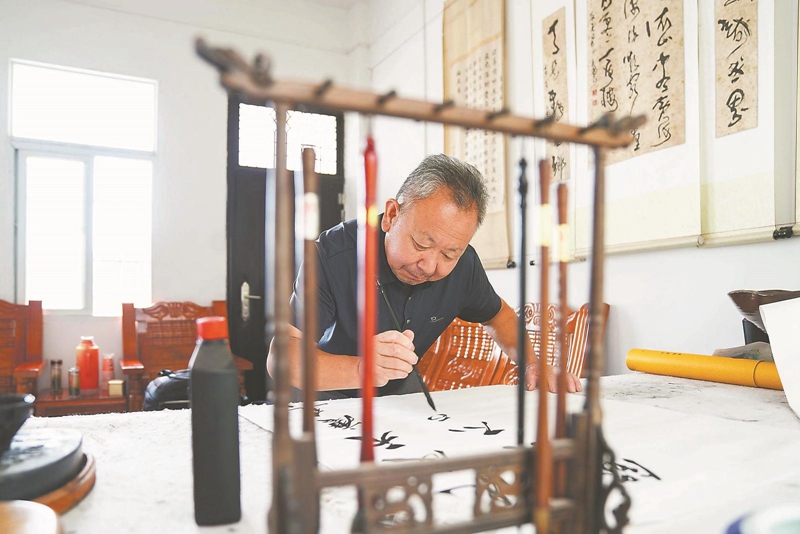 每出一批新纸，刘同烟都要亲自试用。.jpg